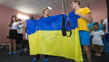Марина Порошенко подарила пловцам флаг на Паралимпиаду