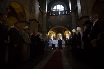 Еще одна уступка: Глава УПЦ МП пришел на "молебен" с Порошенко, униатами и раскольниками