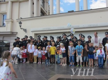 Патриотическим флэшмобом отметили День Независимости ужгородские патрульные