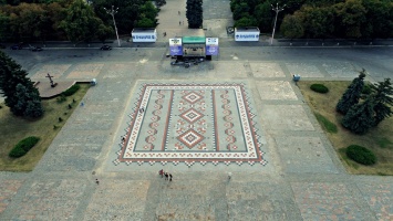 Кременчугскую площадь украсили орнаментом-вышиванкой (фото)
