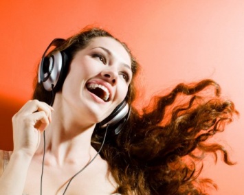 Ученые: Прослушивание позитивной музыки на работе может повысить командный дух