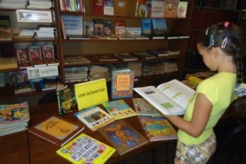 В библиотеках Авдеевки проходят тематические выставки ко Дню Независимости Украины (ФОТО)