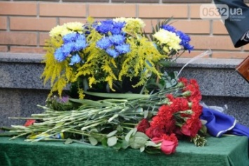 В Полтаве организовали почетный караул возле мемориальных знаков погибшим бойцам АТО (ФОТО)