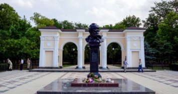 В Симферополе люди возносят цветы к памятнику Тарасу Шевченко (ФОТО)