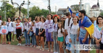 В Николаеве провели традиционный мегамарш вышиванок в честь Дня Независимости
