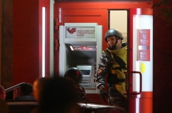 Полиция вступила в переговоры с неизвестным, который угрожает взорвать банк в центре Москвы