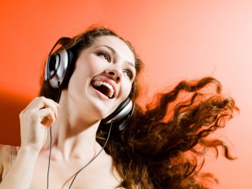 Ученые: Прослушивание позитивной музыки на работе повышает командный дух