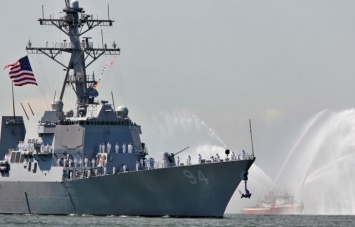 К американскому эсминцу в небезопасной манере приблизились иранские катера, - Reuters