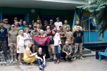 Криворожане в добробате отметили День независимости с Адой Роговцевой (ФОТО)