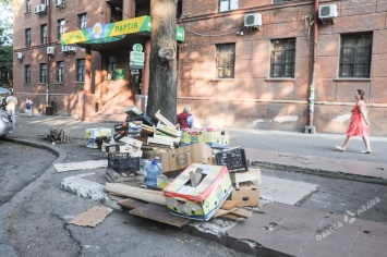 Город тонет в мусоре: переполненные альфатеры в центре Одессы (фото)