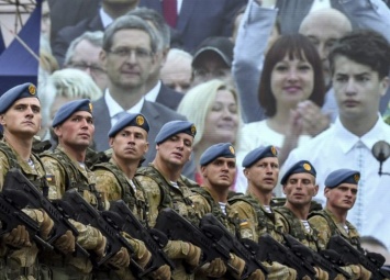 Показуха: Для парада перед Порошенко украинским десантникам закупили самые дорогие автоматы в мире