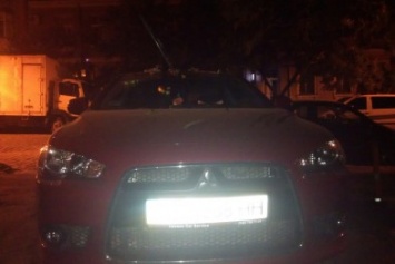В Одессе гостя из Днепра наказали, обсыпав машину арбузными корками (ФОТО)