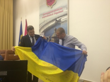 Запорожскому депутату передали на фронт флаг с автографами коллег