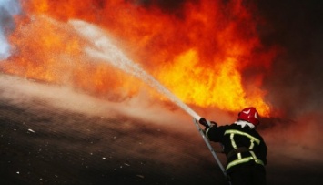 На Харьковщине сгорел барак на 12 квартир, погорельцев расселят