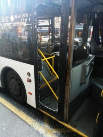 В Петербурге девушка выбила дверь автобуса, чтобы успеть на поезд