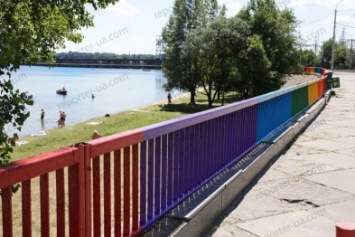 Запорожский депутат выступил против ЛГБТ-символики и попросил перекрасить радужный забор