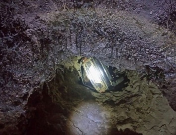 В Крыму машина сорвалась с природного обрыва и застряла в скале