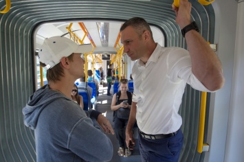 Виталий Кличко проехался по Киеву в новом польском трамвае Pesa