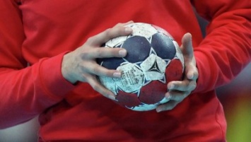 Женская сборная по гандболу подарила Путину мяч из Рио