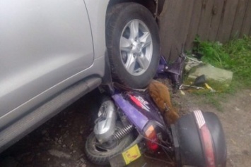 В Полтаве внедорожник раздавил скутер: пострадала женщина и ребенок (ФОТО)