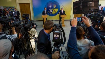 Порошенко сообщил генсеку НАТО об эскалации ситуации в Донбассе