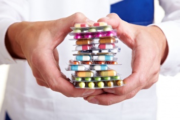 Украинцы массово скупают лекарства
