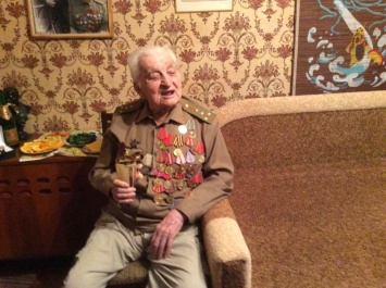 Геращенко подарила 100-летнему ветерану часы (фото)