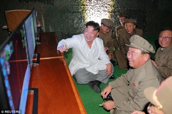 Северокорейское агентство опубликовало откровенные фото лидера КНДР, празднующего пуск баллистической ракеты с приближенными