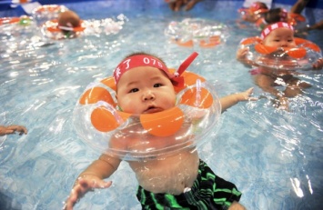 В Китае 300 детей заразились после посещения бассейна