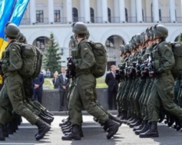 Новая форма украинских военных: казацкий крест вместо советских венков