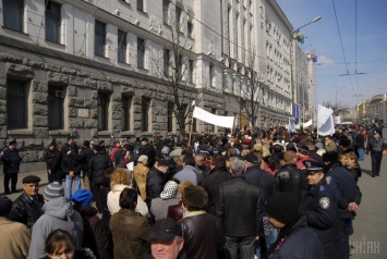 Не погашая долгов: в Харькове протестуют коммунальщики (фото)