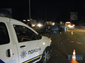 На Одесской трассе Opel протаранил внедорожник Volkswagen и врезался в грузовик