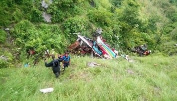 В Непале автобус упал в ущелье, десятки погибших