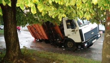 В Харькове мусоровоз провалился под землю