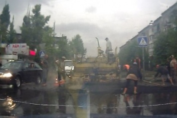 В Покровске (Красноармейске) дождь укладке асфальта - не помеха (ВИДЕО)