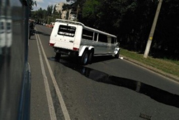 В Одессе свадебный лимузин попал в аварию: Фонтан парализован