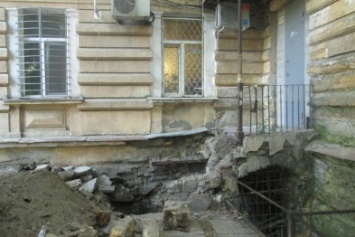 В центре Одессы рабочие сломали историческое крыльцо (ФОТО)