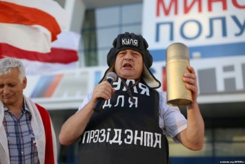 Креатив по-белорусски: кандидаты в депутаты выступают в противогазах, танковых шлемах и бронежилетах