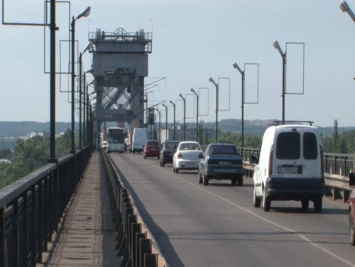 В Кременчуге ремонтируют мост