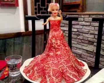 Cкандальное мясное платье Леди Гаги будет в меню китайских ресторанов