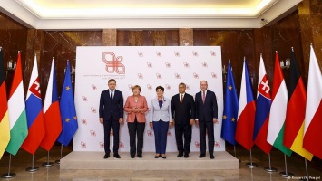 Вышеградская четверка обсудила с Меркель проблемы ЕС