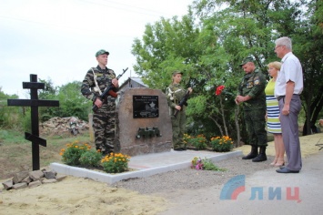 В Новосветловке на Луганщине открыли памятник трем танкистам, погибшим в неравном бою с ВСУ
