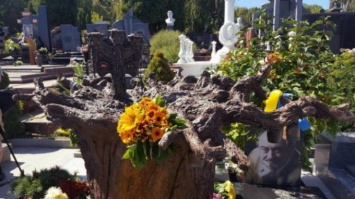 В Киеве открыли памятник Богдану Ступке в виде пня с корнями