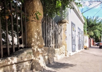 Забор общежития слепых в Одессе украшает истукан с острова Пасхи, а садик охраняет гигантский огурец