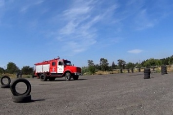 Макеевские спасатели провели автослалом на пожарных машинах (фото)