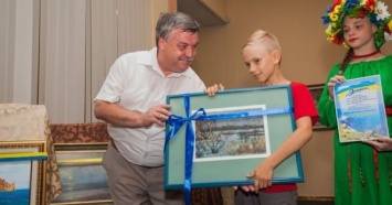 В Николаеве юные художники открыли выставку картин «Крым - это Украина»
