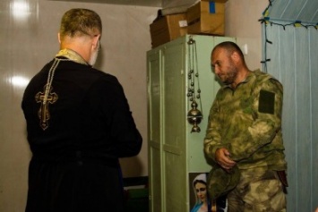 Под Мариуполем Дмитрий Ярош посетил молебен по погибшему в Широкино волонтеру (ФОТО)