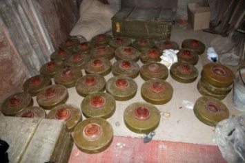 В прифронтовых поселках под Мариуполем полицейские обнаружили мины и снаряды (ФОТО)