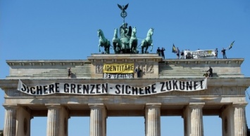 В Берлине правые радикалы забрались на Бранденбургские ворота