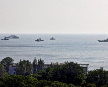 Как корабли, вертолеты и БТРы РФ прибывают в Крым (ФОТО, ВИДЕО)